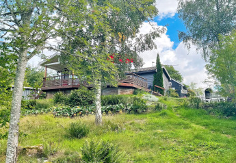 Vakantieverblijf voor zes personen in Gränna, Zweden, met houten terras en omgeven door groen.