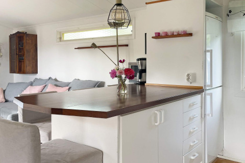 Modern vakantiehuis in Gränna, Zweden, met lichte inrichting, hoekkeuken en houten werkblad.