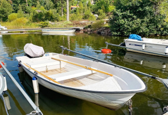 Una piccola barca a remi ormeggiata su un lago tranquillo vicino alla casa vacanze per 6 persone a Gränna, Svezia.