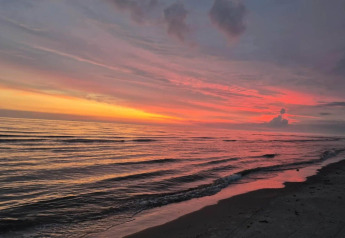 Prachtige zonsondergang boven de zee gezien vanaf het strand bij 6-persoons vakantiehuis in Fanø, Denemarken.