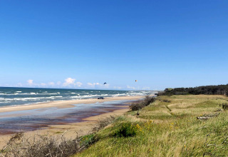 Strandudsigt fra sommerhus til 4 personer i Bindslev, Danmark, med klitter, græs og blå himmel.