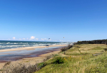 Vue du littoral depuis une maison de vacances pour 4 personnes à Bindslev, Danemark, ciel bleu, dunes.
