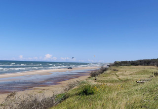 Strandblick vom Ferienhaus für 4 Personen in Bindslev, Dänemark, Dünen, Wellen und blauer Himmel.