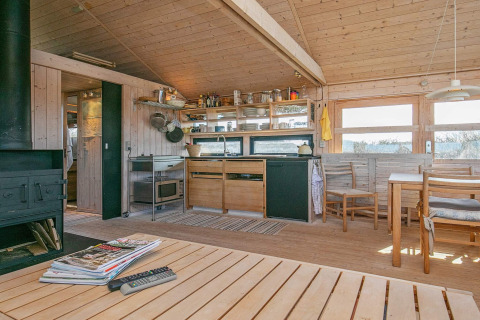 Gemütliche Ferienhausküche und Essbereich aus Holz für 4 Personen in Bindslev, Dänemark, mit Naturblick.