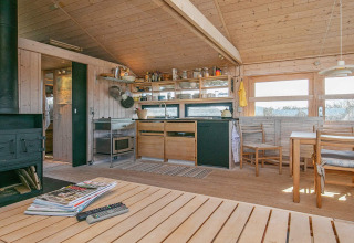 Gemütliche Ferienhausküche und Essbereich aus Holz für 4 Personen in Bindslev, Dänemark, mit Naturblick.