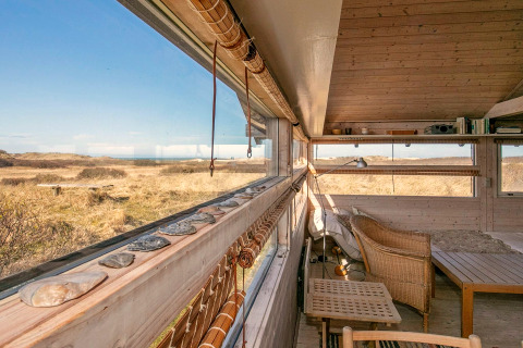 Innenaufnahme eines 4-Personen-Ferienhauses in Bindslev, Dänemark mit Ausblick auf Dünenlandschaft.