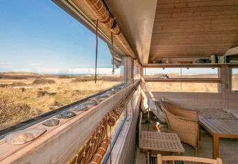 Indvendig udsigt fra 4-personers feriehus i Bindslev, Danmark med panorama over klitter og hav.