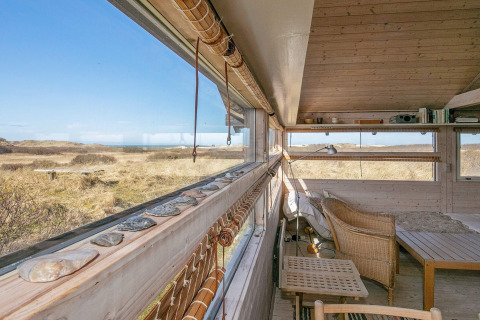 Innenaufnahme eines 4-Personen-Ferienhauses in Bindslev, Dänemark mit Ausblick auf Dünenlandschaft.
