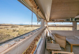Innenaufnahme eines 4-Personen-Ferienhauses in Bindslev, Dänemark mit Ausblick auf Dünenlandschaft.