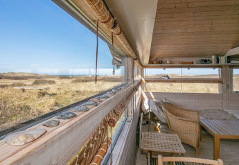 Innenaufnahme eines 4-Personen-Ferienhauses in Bindslev, Dänemark mit Ausblick auf Dünenlandschaft.