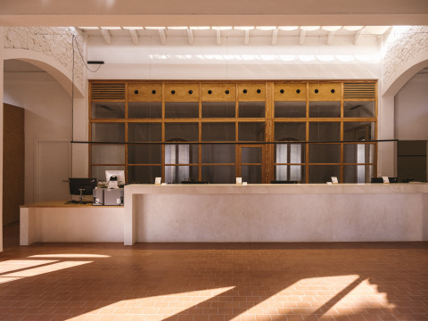 Banco della reception presso il Wecamp Cala Montgó, villaggio turistico in Catalogna, Spagna, dall'arredo minimal.
