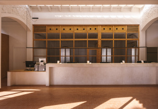 Receptiebalie in Wecamp Cala Montgó vakantiepark in Catalonië, Spanje, met modern en eenvoudig interieur.