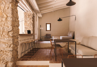 Modernes Interieur mit Steinwänden und minimalistischen Möbeln im Wecamp Cala Montgó, Katalonien, Spanien.