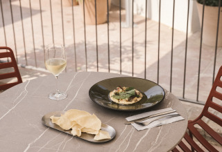 Table de café en plein air avec vin et repas au Wecamp Cala Montgó, parc de vacances en Catalogne, Espagne.