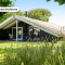 Secluded Harbor Cottage met overdekte veranda, groene tuin en 'Guest Preferred' label in de zomer.