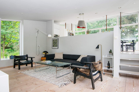Helles, modernes Wohnzimmer im „8 Personen Ferienhaus in Ebeltoft“, Dänemark, mit stilvoller Einrichtung.