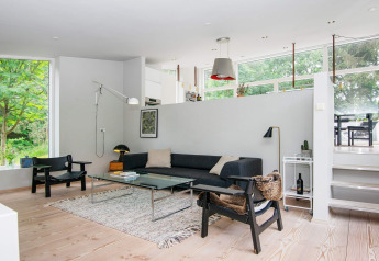 Soggiorno luminoso e moderno in «Casa vacanze per 8 persone a Ebeltoft», Danimarca, con ampie finestre.