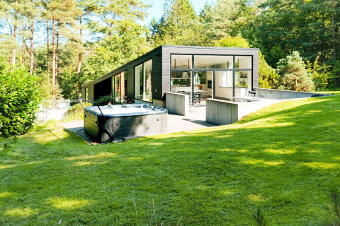 Modernes Ferienhaus in Ebeltoft, Dänemark, mit Whirlpool und großen Panoramafenstern im Grünen gelegen.