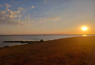 Sonnenuntergang am Wasser, gesehen von der Secluded Harbor Cottage in Dänemark, friedliche Naturstimmung.
