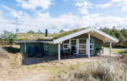 Foto di casa vacanze per 6 persone a Blåvand, Danimarca, con tetto erboso e area terrazza.