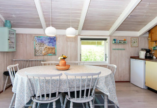 Gemütlicher Essbereich im Secluded Harbor Cottage in Dänemark mit Holzmöbeln und hellem Dekor.