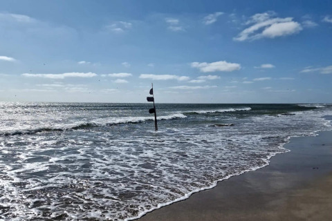 Vista spiaggia dalla casa vacanze per 6 persone a Blåvand, Danimarca, con mare e cielo azzurro.