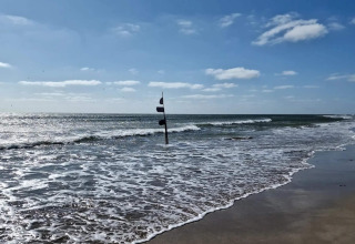 Vista spiaggia dalla casa vacanze per 6 persone a Blåvand, Danimarca, con mare e cielo azzurro.