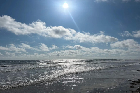Sonniger Tag am Strand in der Nähe des 6-Personen-Ferienhauses in Blåvand, Dänemark, mit ruhigem Meer.
