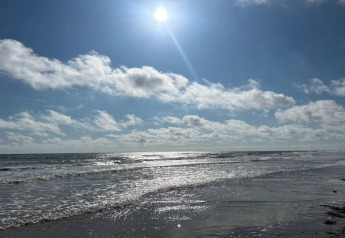 Solrig dag ved stranden nær 6 personers feriebolig i Blåvand, Danmark, med smukke skyer og roligt hav.