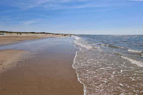 Spiaggia vicino alla casa vacanze per 6 persone a Blåvand, Danimarca, con mare e cielo sereno.