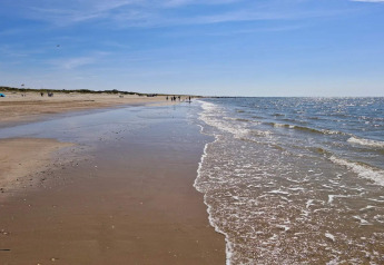 Strandansicht nahe dem 6-Personen-Ferienhaus in Blåvand, Dänemark, bei sonnigem Wetter.