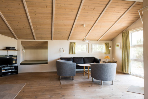 Soggiorno di una casa vacanze per 6 persone a Blåvand, Danimarca, con arredo moderno e parquet.