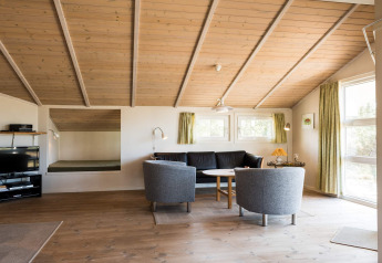 Woonkamer van een 6-persoons vakantiehuis in Blåvand, Denemarken, met moderne inrichting en houten vloer.