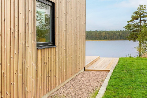 Udsigt til søen fra en lodge ved navn 'Cozy Sea House with Guest Cottage' i Sverige med træfacade.