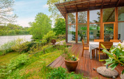 Vue sur la terrasse d'une maison de vacances pour 6 personnes à Bryrup, au Danemark, au bord d'un lac.