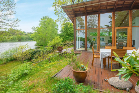 Vista de la terraza de una casa de vacaciones para 6 personas en Bryrup, Dinamarca, junto al lago.