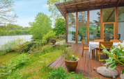 Terrassenblick des 6-Personen-Ferienhauses in Bryrup, Dänemark, mit großen Fenstern und Seeblick.