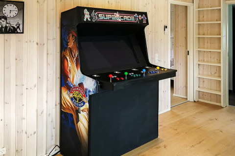 Großer Retro-Arcade-Automat mit Street Fighter II-Grafik in einer Ferienwohnung in Sæby, Dänemark.