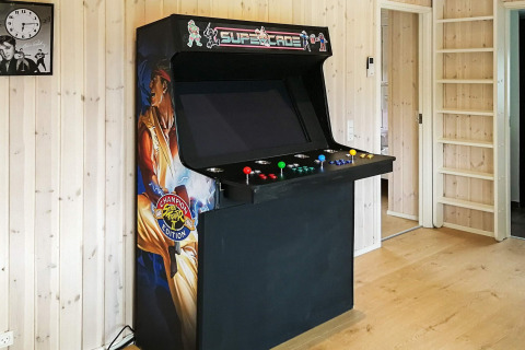 Gran máquina recreativa retro con gráficos de Street Fighter II en una casa de vacaciones en Sæby, Dinamarca.