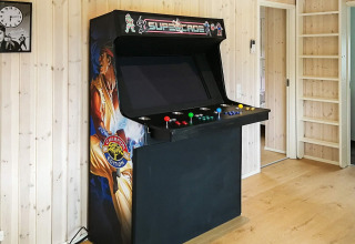 Grande cabinato arcade retrò con grafiche Street Fighter II in una casa vacanze a Sæby, Danimarca.