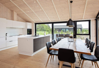 Cuisine et salle à manger modernes dans une maison de vacances pour 10 personnes à Sæby, Danemark.