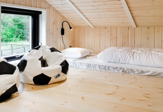 Zolderkamer in 10-persoons vakantiehuis in Sæby, Denemarken met voetbal zitzakken en vloerbedden.