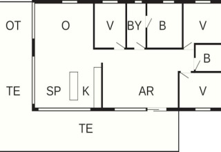 Plantegning af feriehus til 10 personer i Sæby, Danmark, med værelser, køkken og terrasse markeret.