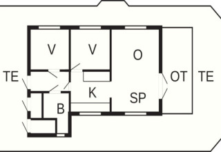 Plantegning af Cozy Coastal Cottage Retreat med markerede værelser, køkken, bad og terrasse i Danmark.