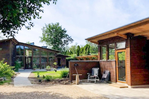 Foto esterna di una casa vacanze per 6 persone a Bryrup, Danimarca, con giardino e rivestimento in legno.