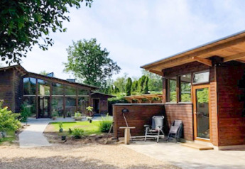 Photo extérieure d'une maison de vacances pour 6 personnes à Bryrup, Danemark, avec terrasse et jardin.