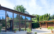Modernes Ferienhaus in Bryrup, Dänemark, mit Glasfront, Terrasse und grüner Gartenlandschaft.