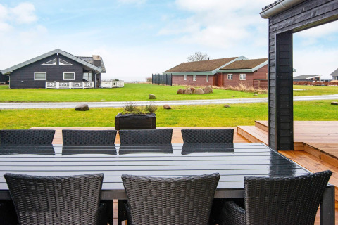 Uitzicht vanaf het terras van het 8-persoons vakantiehuis in Sydals, Denemarken met tuinmeubilair.