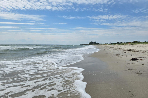 Foto de la playa en una casa vacacional para 8 personas en Sydals, Dinamarca, con mar y arena.