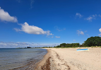 Plage de sable au ciel bleu près d’une maison de vacances de 8 personnes à Sydals, Danemark.